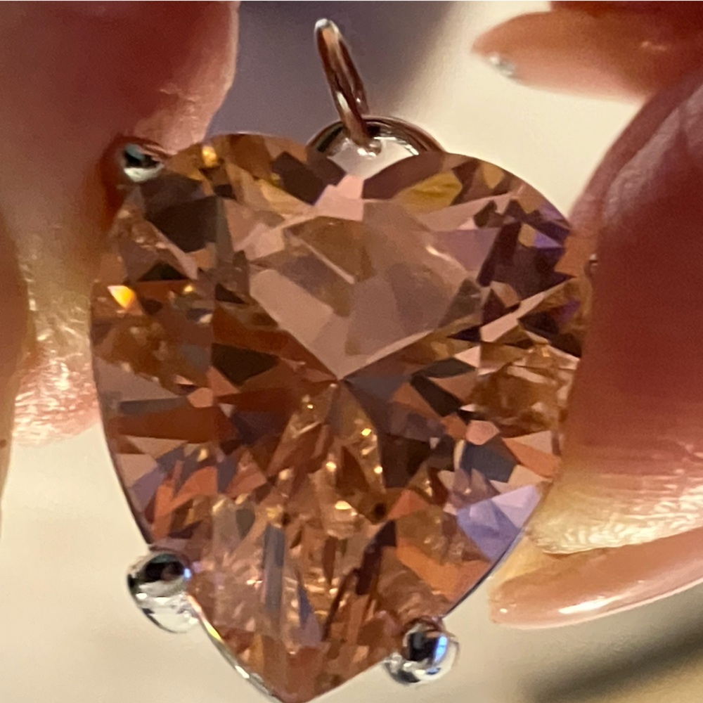 A pink morganite heart pendant will go perfect for any occasion.
